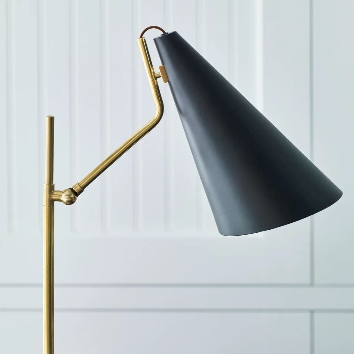 VCS_ARN_ARN3010HABBLK_DR1 Clemente Table Lamp in Hand-Rubbed Antique Brass with White